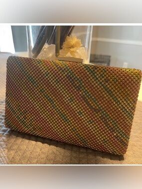 👛❤️😃🥰NWT COLOR FILLED CLUTCH